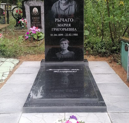 Памятник на могилу из гранита.